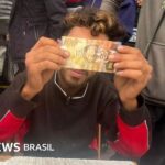 Gaza: The young man who spends hours every day repairing old and torn banknotes