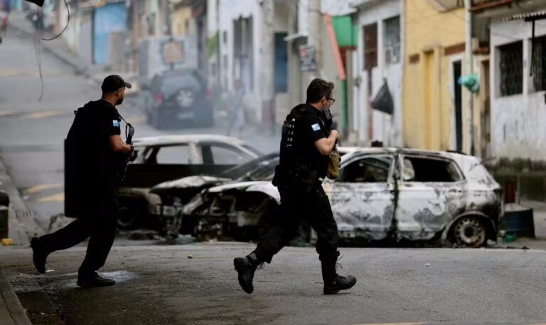 112841895-ri-rio-de-janeiro-rj-28-10-2025-mega-operacao-policial-nos-complexos-do-alemao-e-pen-1-.jp_.avif