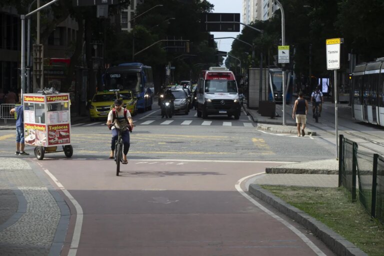 113014247-ri-rio-de-janeiro-rj-14-10-2025-prefeitura-do-rio-implantara-ciclofaixas-interligando.jpg