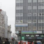 A young man was seriously injured in La Coruña when he fell from the top of a fountain and toppled his statue