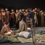 Spectators experience Saramago’s blindness in Galpao – 11/30/2025 – Photographer