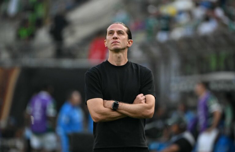 1764474730_113163536-flamengos-head-coach-filipe-luis-gestures-during-the-all-brazilian-copa-libertadores.jpg