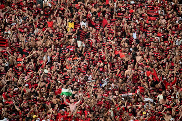 1764517706_113164268-flamengos-fans-cheer-for-their-team-during-the-all-brazilian-copa-libertadores-final.jpg