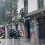 An electrical fault caused a fire in a house on Fuencarral Street and ten people were poisoned by smoke