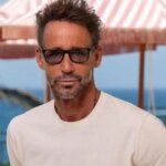 Photo of Alvaro Muñoz Escasi in hospital due to an “umbilical hernia”