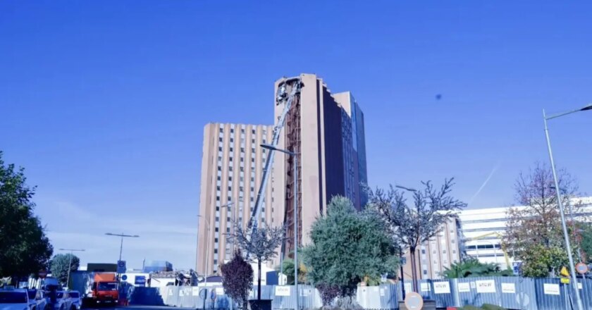 Beginning the demolition of the October 12 Hospital Tower by removing bricks from 18 floors with the largest demolition machine