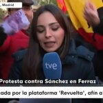 They harass and berate a TVE reporter while she is covering the live broadcast of the protest in Ferraz against Pedro Sánchez
