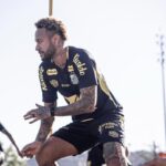 Even with his injury, Neymar is training normally with the Santos team. He looks
