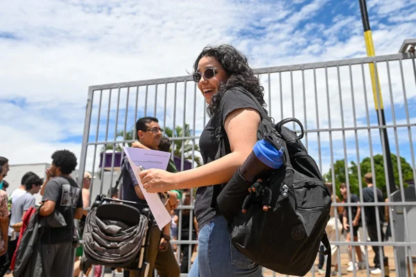 Candidatos-chegam-ao-CEUB-na-Asa-Norte-para-o-primeiro-dia-de-provas-do-Enem-Exame-Nacional-do-Ensin.webp