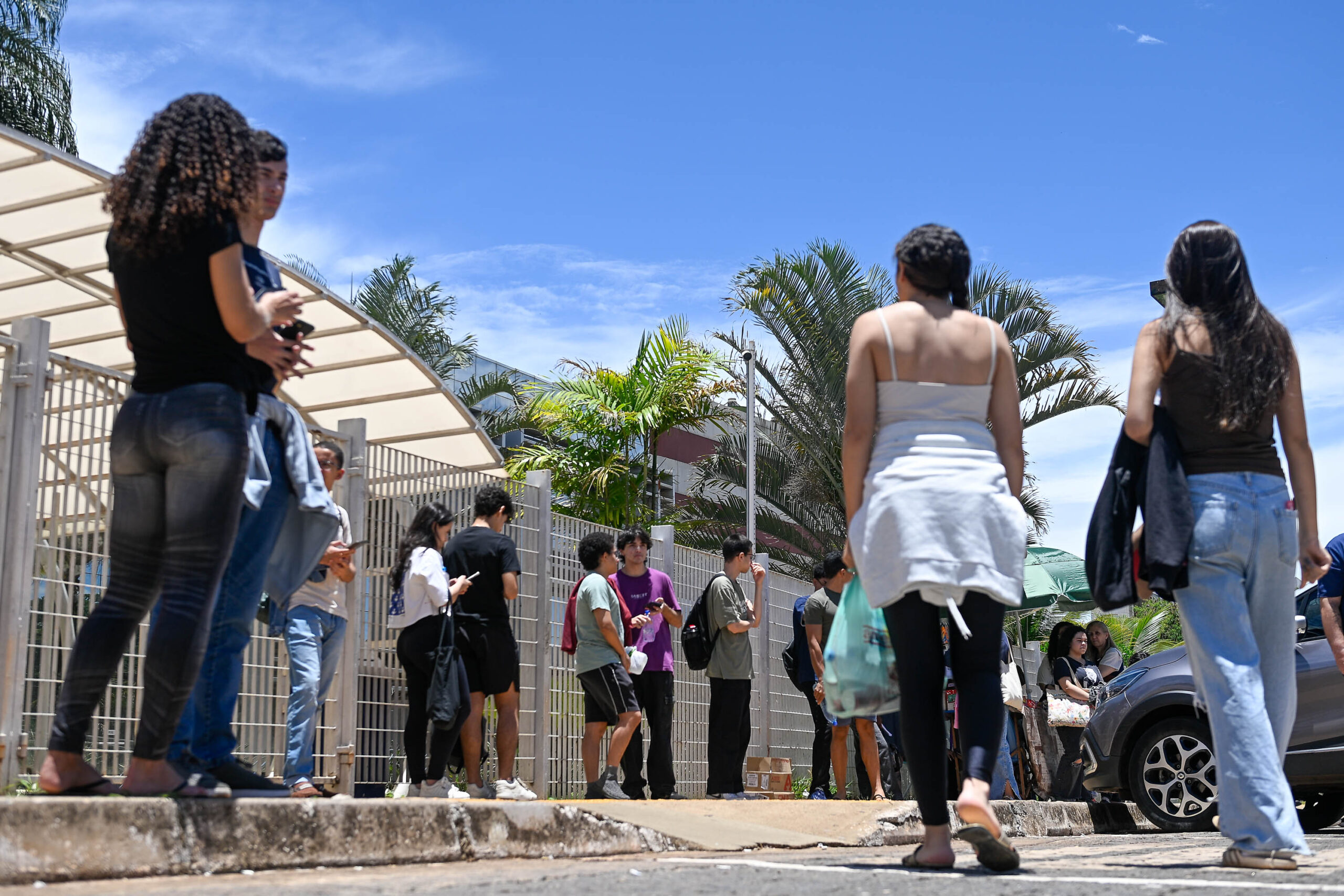 Estudantes-aguardam-a-abertura-dos-portoes-para-o-primeiro-dia-do-Exame-Nacional-do-Ensino-Medio-Ene.jpeg