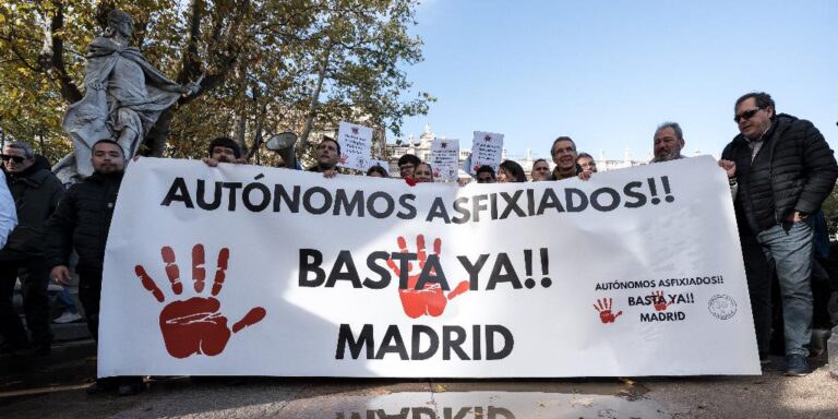 EuropaPress_7137393_manifestantes_portan_pancarta_lema_autonomos_asfixiados_basta_ya_madrid-U2818742.jpeg