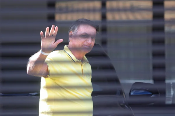 Ex-presidente-Jair-Bolsonaro-em-sua-residencia-onde-cumpre-prisao-domiciliar-apos-passar-por-exames.webp