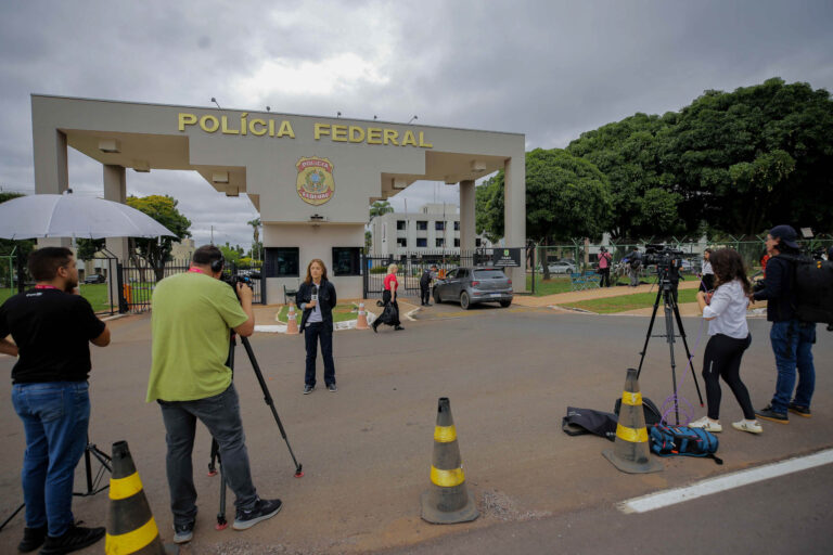 Fachada-da-superintendencia-da-Policia-Federal-onde-o-ex-apresidente-Jair-Bolsonaro-esta-apos-prisao.jpeg