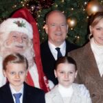 Charlene from Monaco dazzles with a €3,000 coat in Christmas lighting: made in Italy with a blend of wool and cashmere