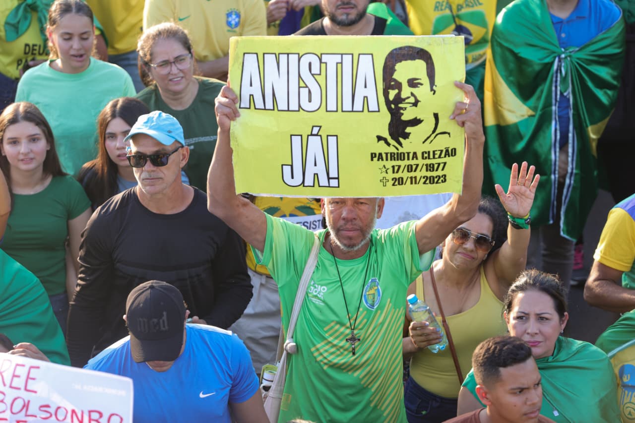 Manifestantes-e-autoridades-participam-da-caminhada-pela-Esplanada-dos-Ministerios-em-prol-da-anisti.jpeg