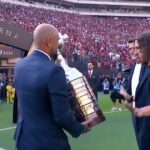 Puyol’s strange reaction when he was offered to lift the Libertadores Cup in the final of Palmeiras and Flamengo and the meme shows that he was born