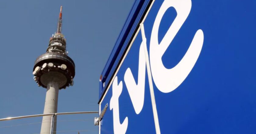 The broadcaster breaks records in October with a focus on new numbers and programs that combine events with political encounters and sometimes resemble the tone of Fox News, although tilted to the left: La 1’s dilemma: fishing for audience with events and politics or maintaining the type without falling into polarization | Television