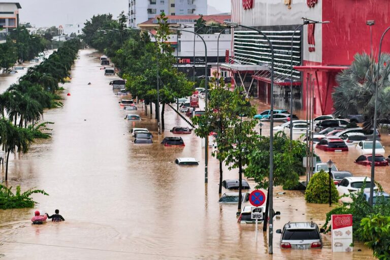 afp-20251120-84ke49g-v3-midres-vietnamweatherenvironmentflood.jpg
