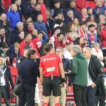 Munuera Montero suspends the derby for throwing objects