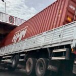 Video: A truck collides with a trailer on a bridge, causing a 5-kilometre-long traffic jam