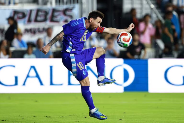 con-lionel-messi-la-seleccion-argentina-juega-un-4CGOWIUNYZHGXL4N7KS67XVX6M.jpg