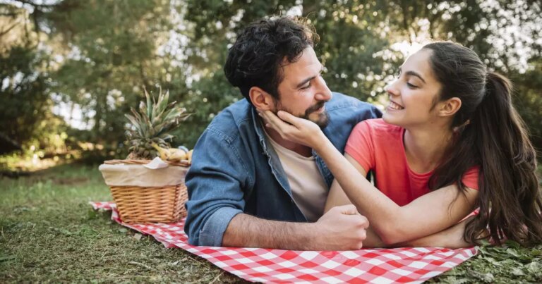 conceito-de-piquenique-e-amor-r1l4xwxbgqjp.jpg