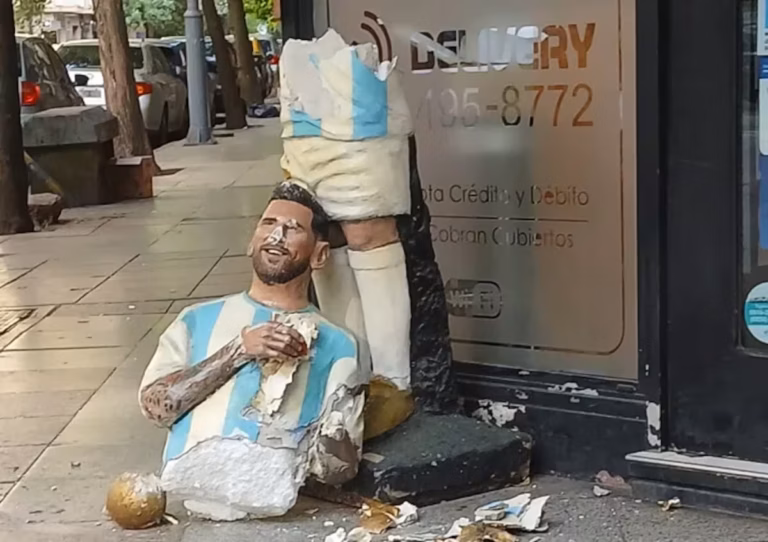destrozaron-la-estatua-de-messi-en-mar-del-plata-PT6K2CBXSVGY7ADXVZSVTSPRP4.webp.avif