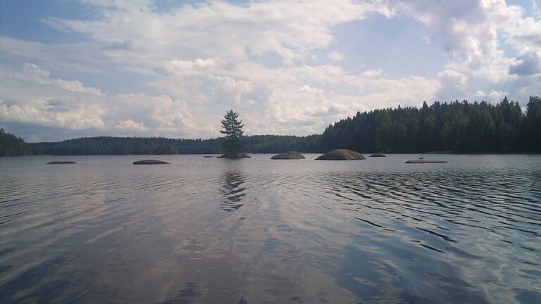 finlandia-meridional-kivijarvi-stonelake-en-los-alrededores-de-jarvenpaa-donde-vivio-el-violinista-j.jpeg
