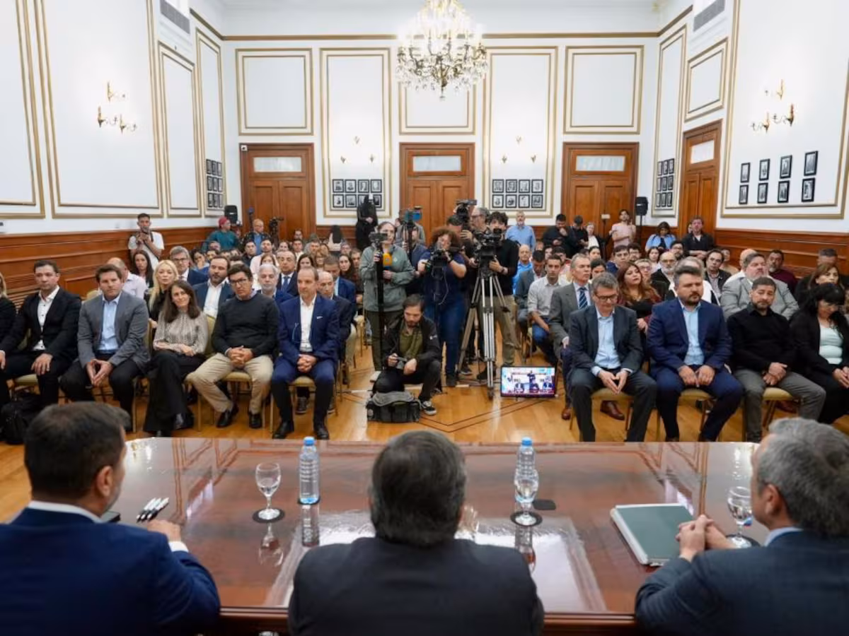 firma-de-las-concesiones-petroleras-entre-el-MSLKCQQZF5CN3IIGPEG7AJN45E.jpg