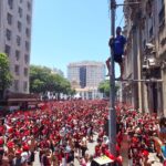 Access roads to the Flamingo Party in central Rio have queues for inspection; Drugs and fireworks were seized