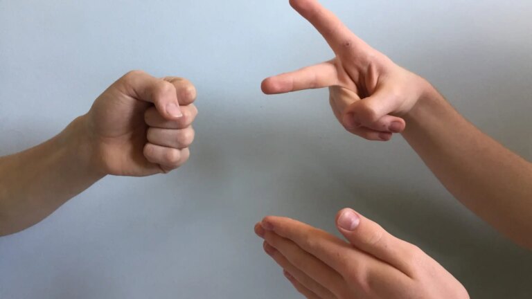 imagen-de-archivo-de-dos-personas-jugando-a-piedra-papel-o-tijera.jpeg