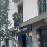 A fire in an apartment on Fuencarral Street left ten people injured, two of whom were taken to hospital