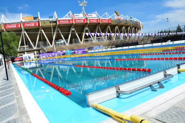 la-nueva-piscina-olimpica-frente-al-estadio-mario-VB7PS75JHRGCZNGJC2V44GJNNE.jpg