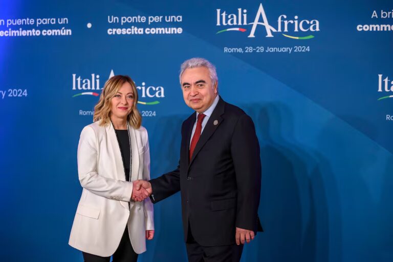la-premier-italiana-giorgia-meloni-junto-a-fatih-ZYEWGBHT65HEJLXEFU3GRABXPA.JPG