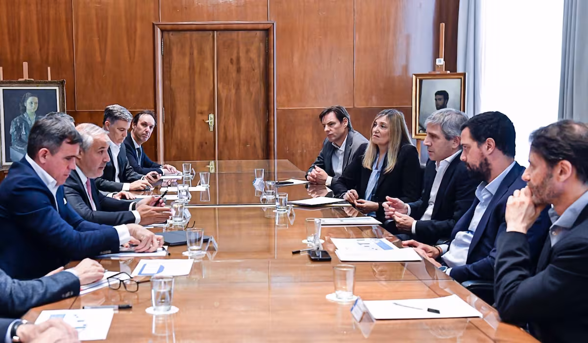 las-autoridades-de-adefa-se-reunieron-con-el-FITFEG7KNBA53GOHYUVCOJOLSQ.jpg