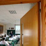 The government imposes a law to reduce the number of students per without providing funding for Andalusia