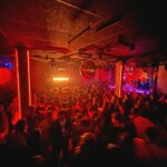 What is it like at one of the current parties where young people discovering the music of the 90s and 2000s dance with people over 40?