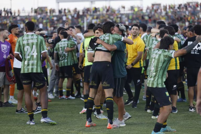 los-jugadores-de-aldosivi-se-abrazan-tras-vencer-FT47RCHHINC4DEDWL3EHUEUNDA.JPG
