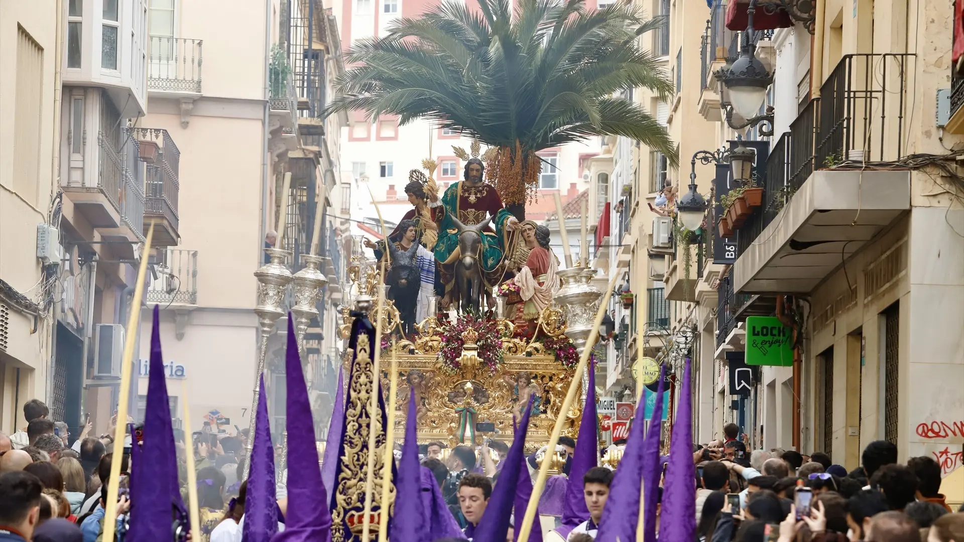 malaga-celebra-el-comienzo-de-la-semana-santa.jpeg