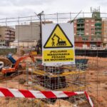 A worker died trapped between machines while cleaning the damaged area in Valencia