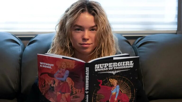 milly-alcock-leyendo-supergirl-woman-tomorrow-4330380.jpg