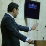 Juanma Moreno announces that there are “seven or eight months left for the legislature” and communicates with the opposition