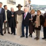 Puente Ginel gifts a bust of singer Nino Hierro, the link between ancient and contemporary flamenco