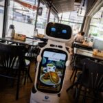 Meet the robot waiter, a new trend at Paducas in São Paulo. See pictures of how it works