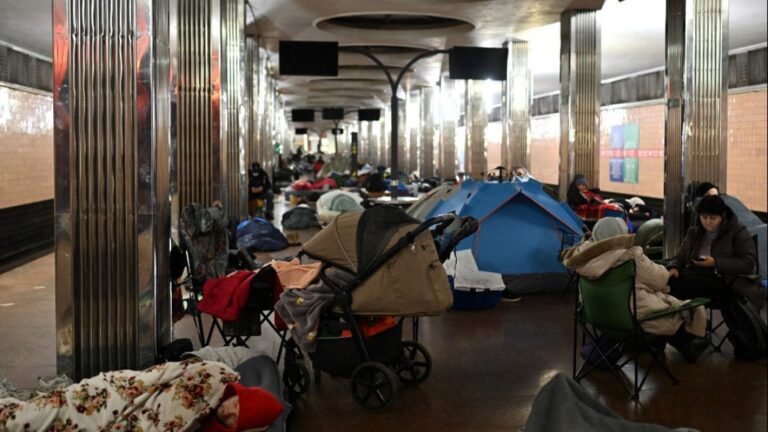 ucrania-sigue-bajo-bombardeos-rusos-mucha-gente-desborda-de-noches-las-estaciones-del-subte-para-tra.jpeg