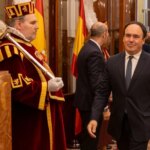 The ‘photocall’ of a Constitution party with few sofas and many absences