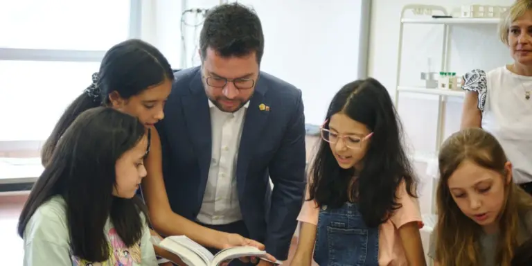 00EuropaPress_5421589_presidente_generalitat_pere_aragones_visita_escuela_merce_rodoreda_inicio-U641.webp