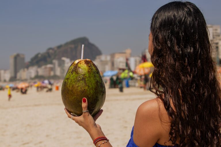 105493595-ec-rio-de-janeiro-10-01-2024-agua-de-coco-inflacao-verao-desacelera-em-2023-mas-consumid.j.jpeg