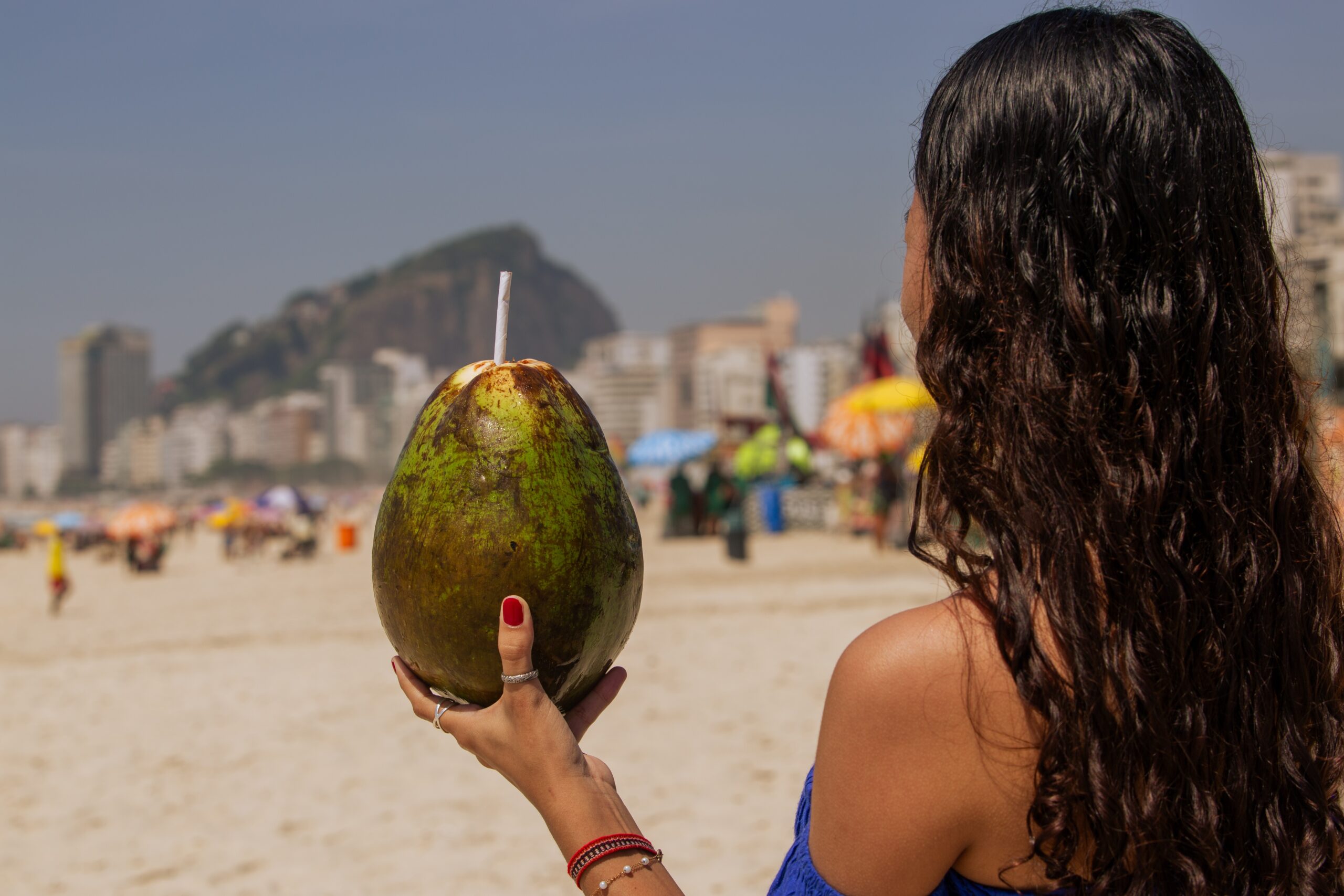 105493595-ec-rio-de-janeiro-10-01-2024-agua-de-coco-inflacao-verao-desacelera-em-2023-mas-consumid.j.jpeg