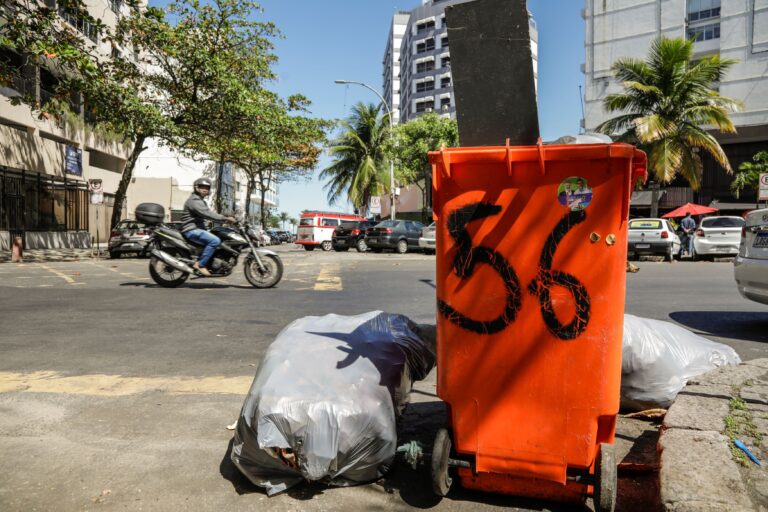 108274124-ri-rio-de-janeiro-rj-27-08-2024-comlurb-modifica-o-sistema-de-coleta-de-lixo-para-qu-2-.jp_.jpeg